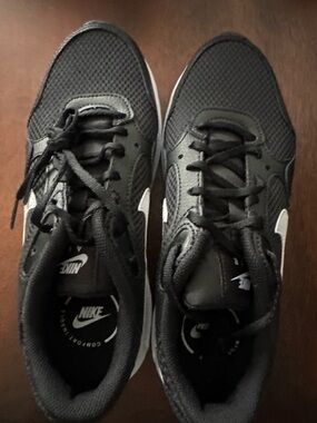 Nike women’s black Mesh Athletic Sneakers